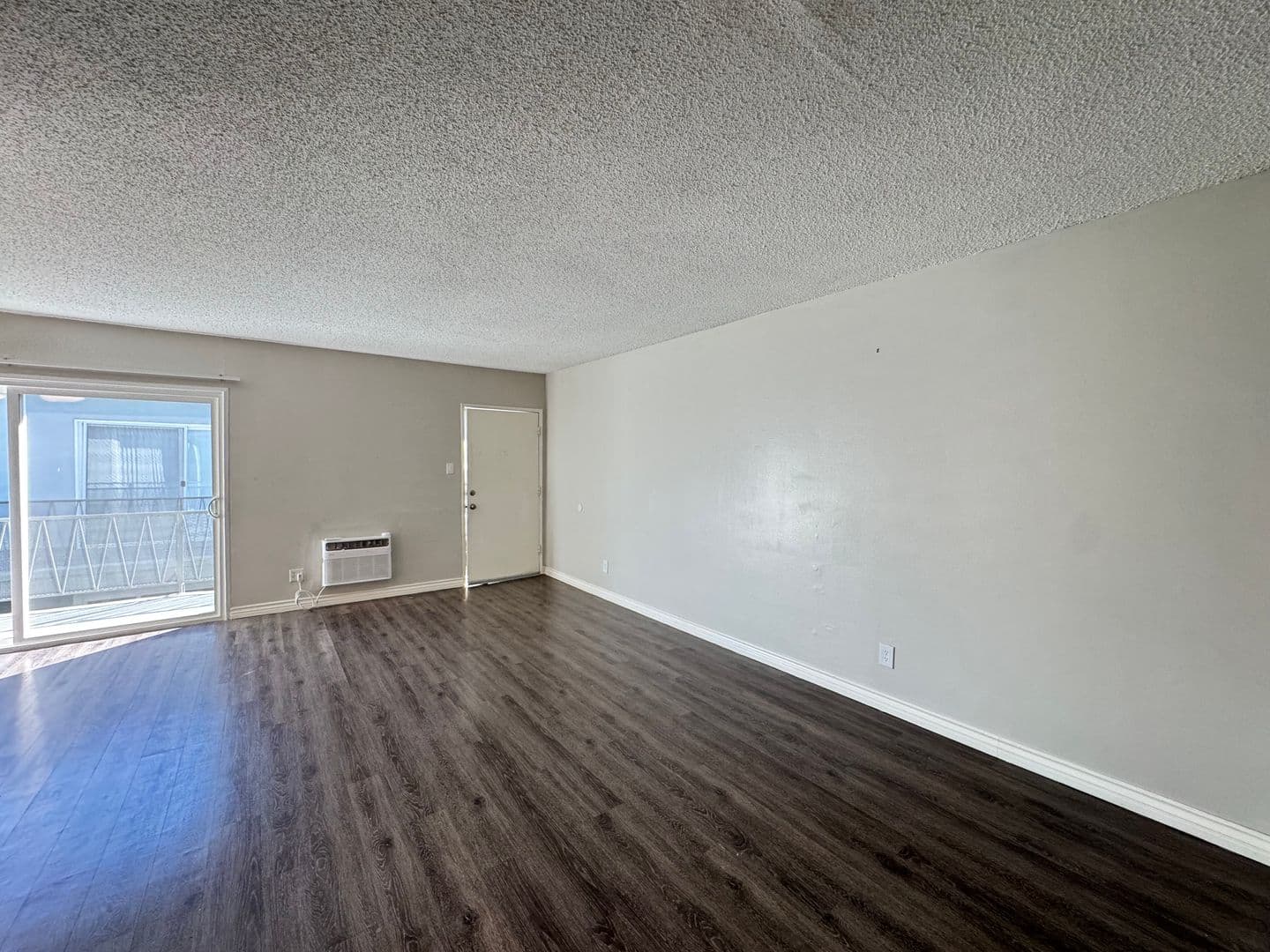 Canoga Park Apartment: 21827 Lanark St