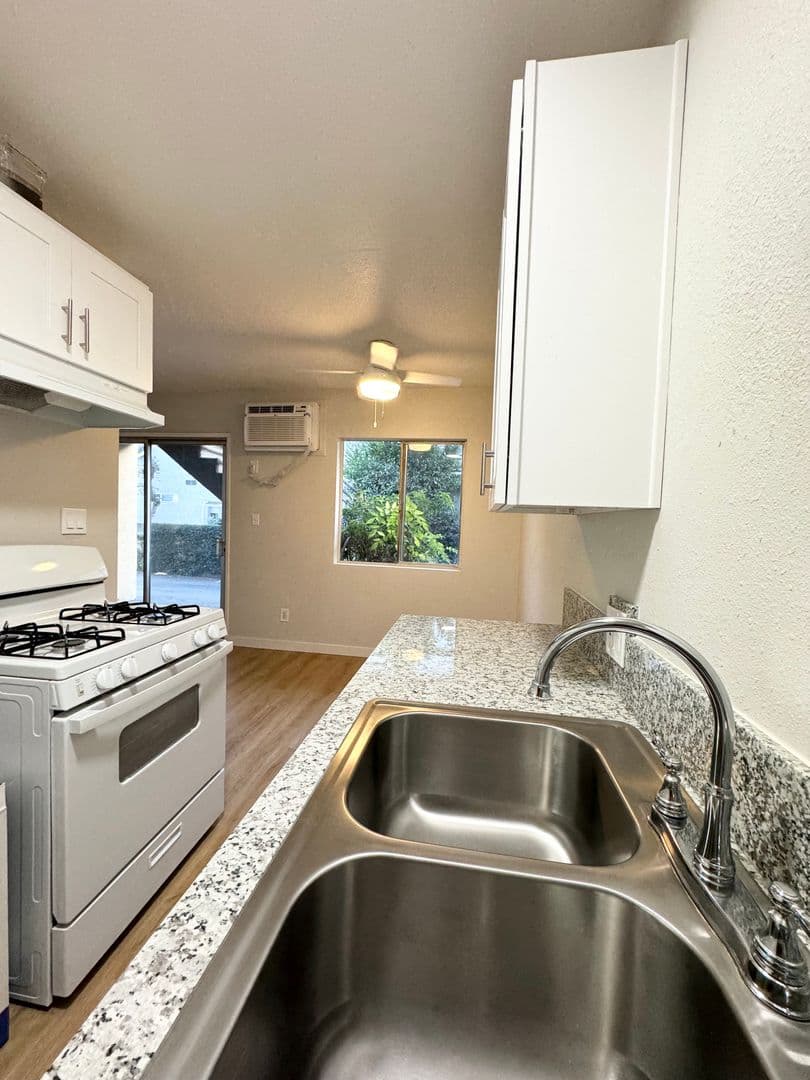 Pasadena Apartment: 80 N. Bonnie Avenue
