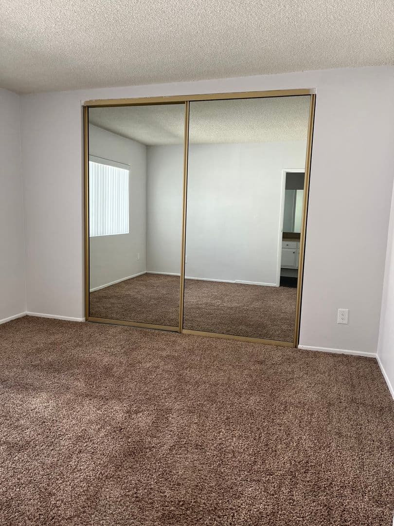 Los Angeles Apartment: 15537 Nordhoff St