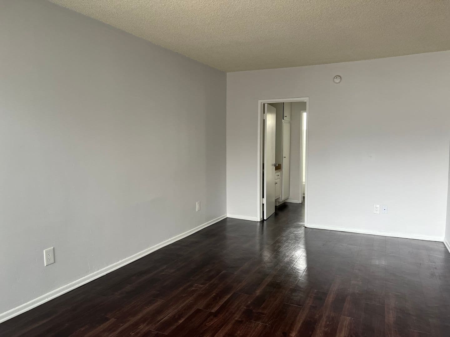 Los Angeles Apartment: 15537 Nordhoff St