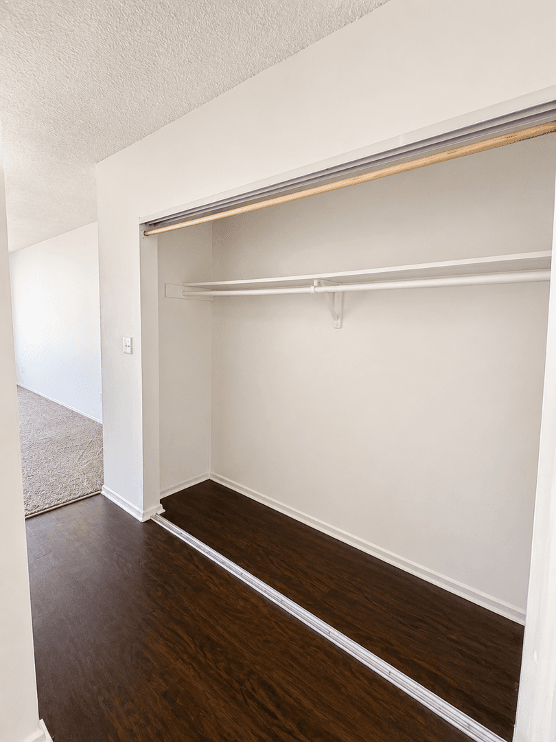Los Angeles Apartment: 15537 Nordhoff St