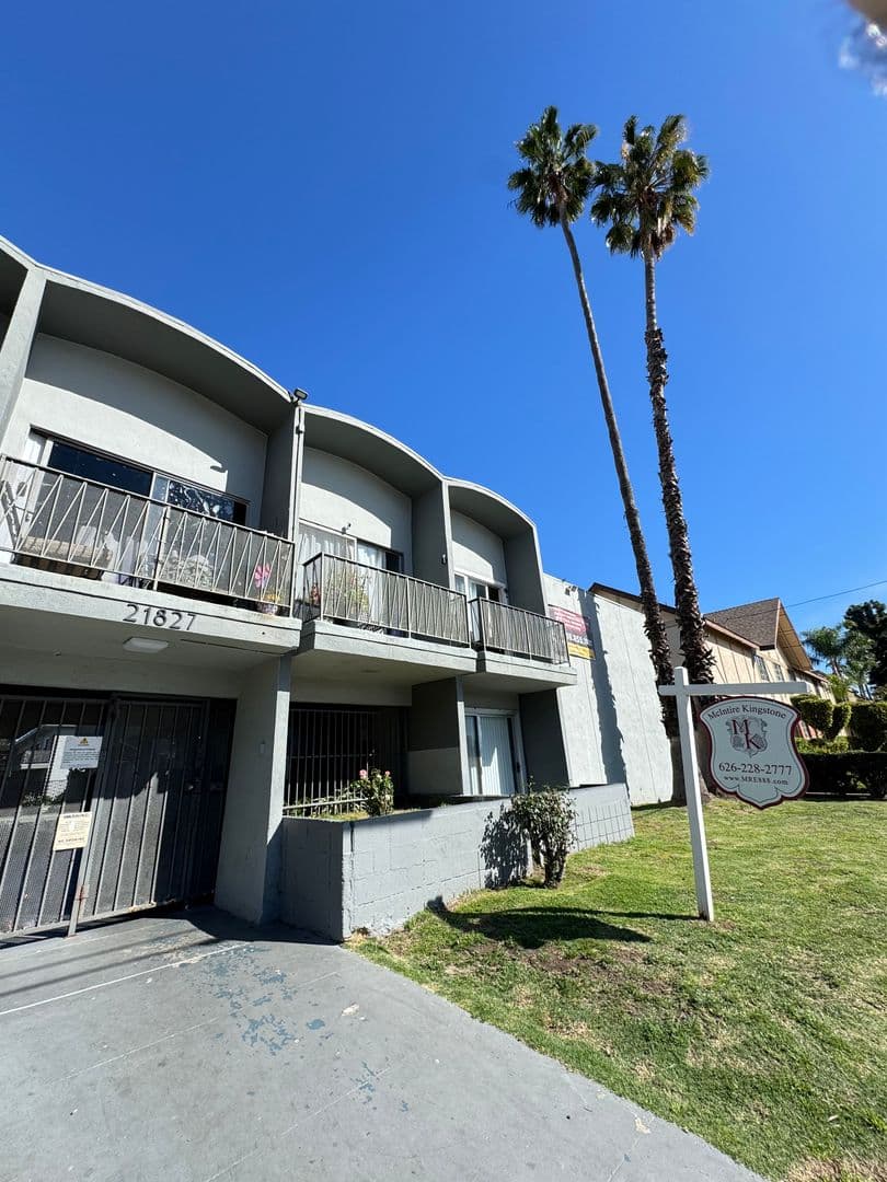 Canoga Park Apartment: 21827 Lanark St