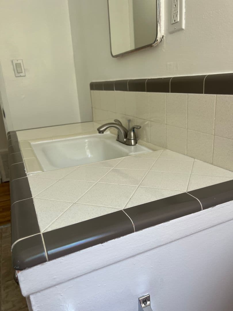 West Hollywood Apartment: 611 N Flores St.