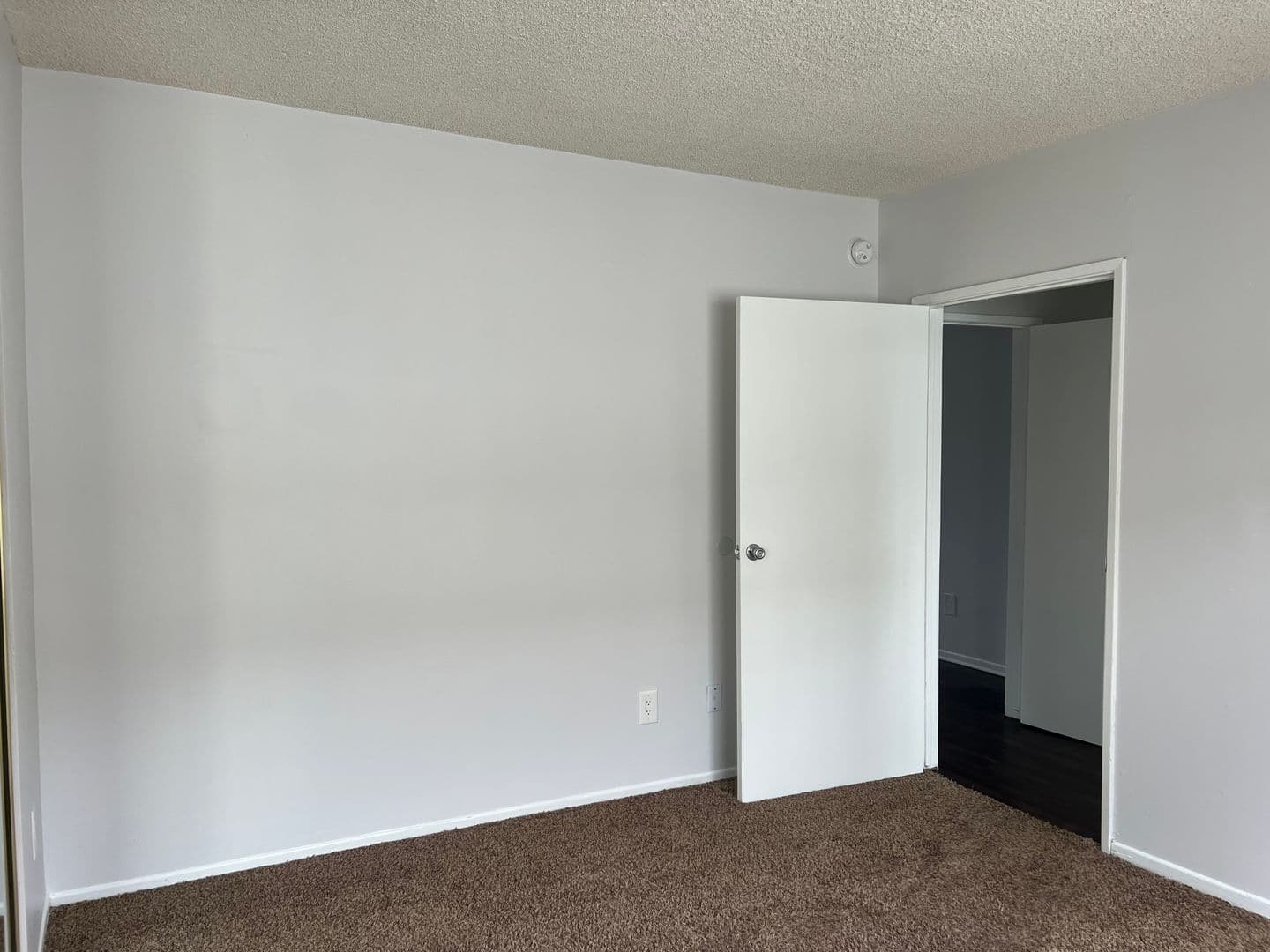 Los Angeles Apartment: 15537 Nordhoff St