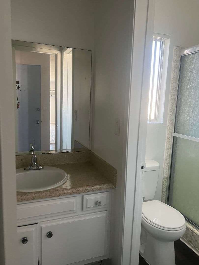 Los Angeles Apartment: 15537 Nordhoff St