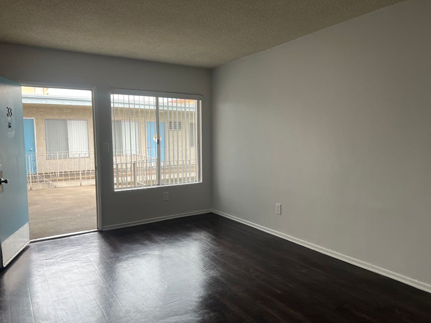 Los Angeles Apartment: 15537 Nordhoff St
