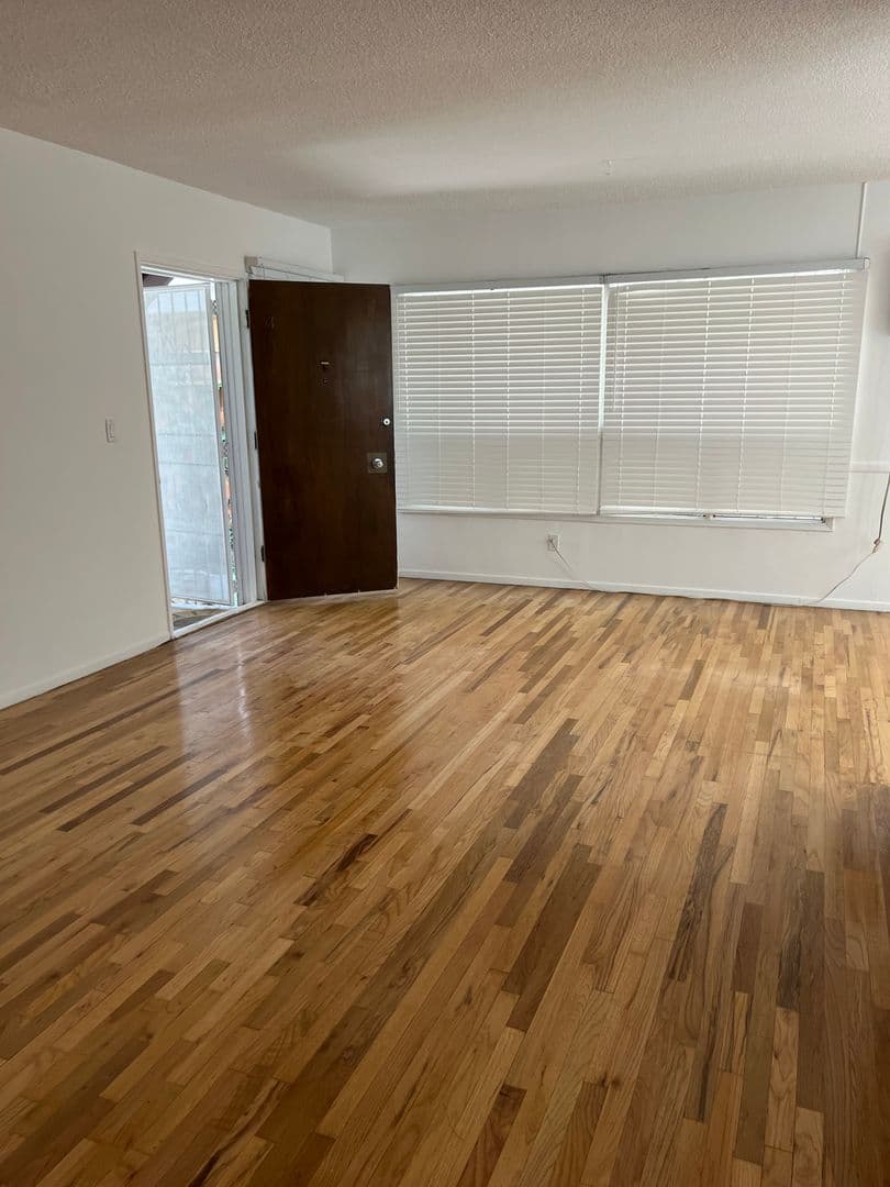 West Hollywood Apartment: 611 N Flores St.