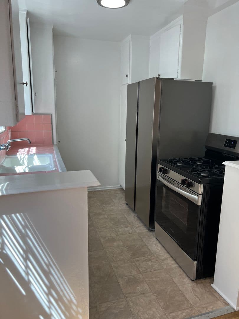 West Hollywood Apartment: 611 N Flores St.