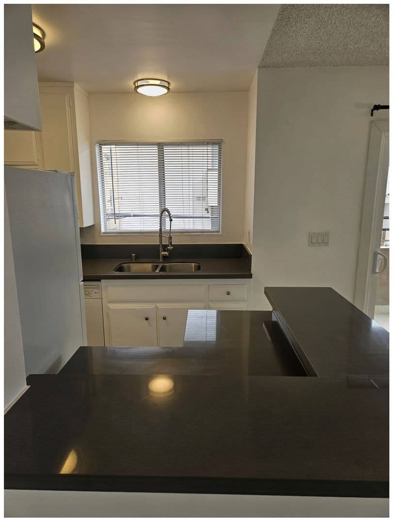 Los Angeles Apartment: 11924 Montana Ave.