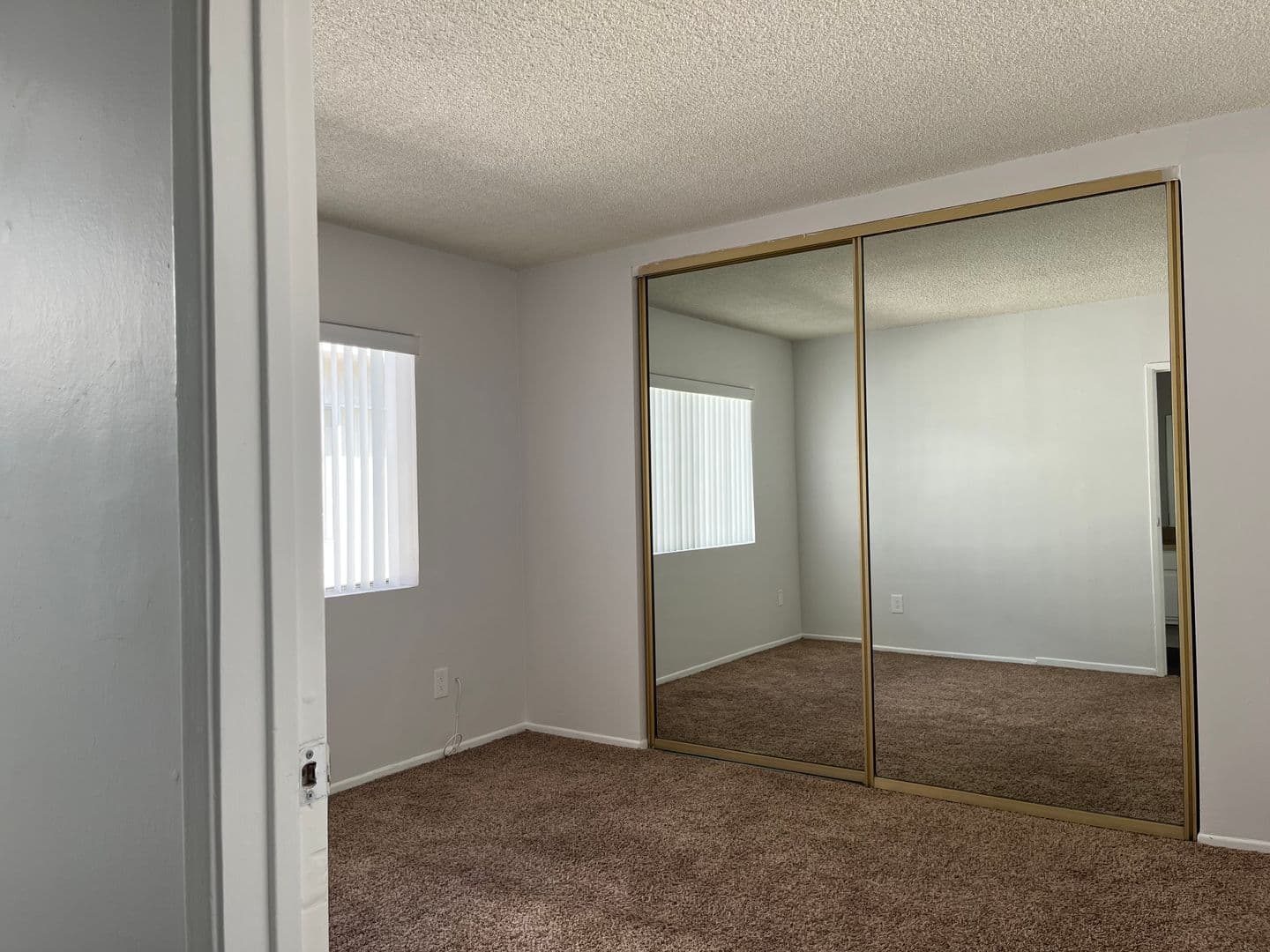 Los Angeles Apartment: 15537 Nordhoff St
