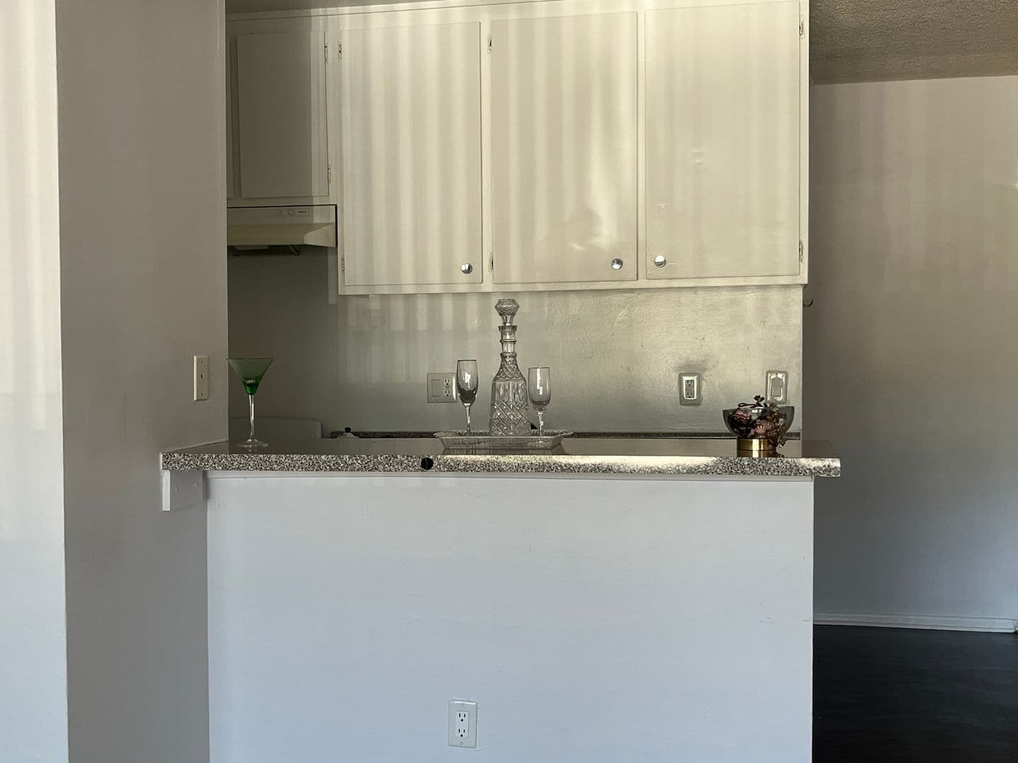 Los Angeles Apartment: 15537 Nordhoff St