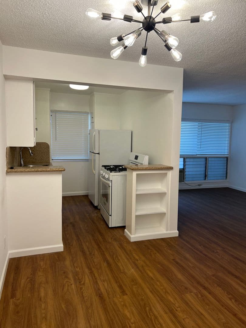 West Hollywood Apartment: 611 N Flores St.