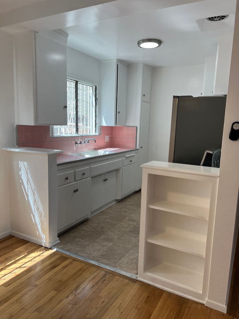 West Hollywood Apartment: 611 N Flores St.