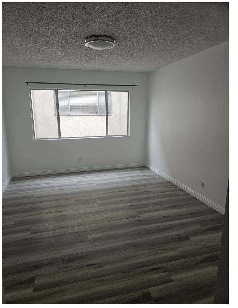 Los Angeles Apartment: 11924 Montana Ave.