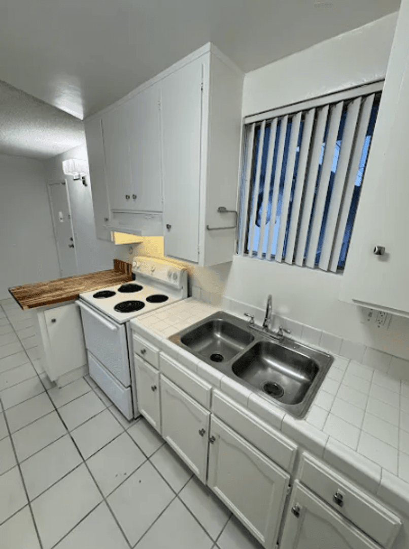 Los Angeles Apartment: 1150 N. Normandie Ave.