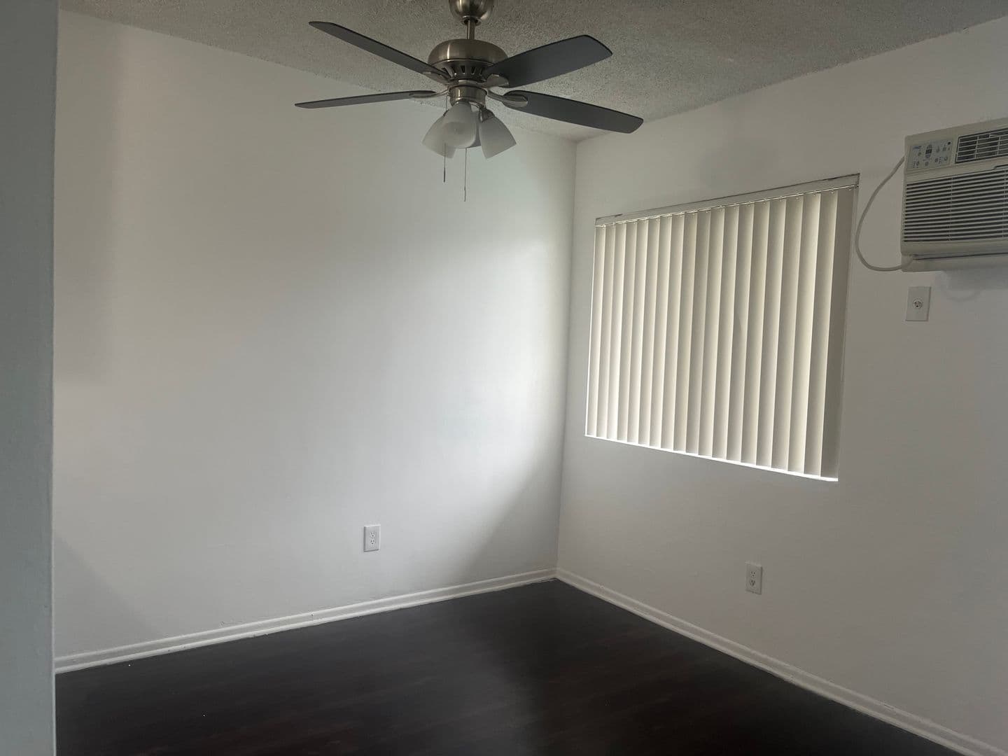 Los Angeles Apartment: 15537 Nordhoff St