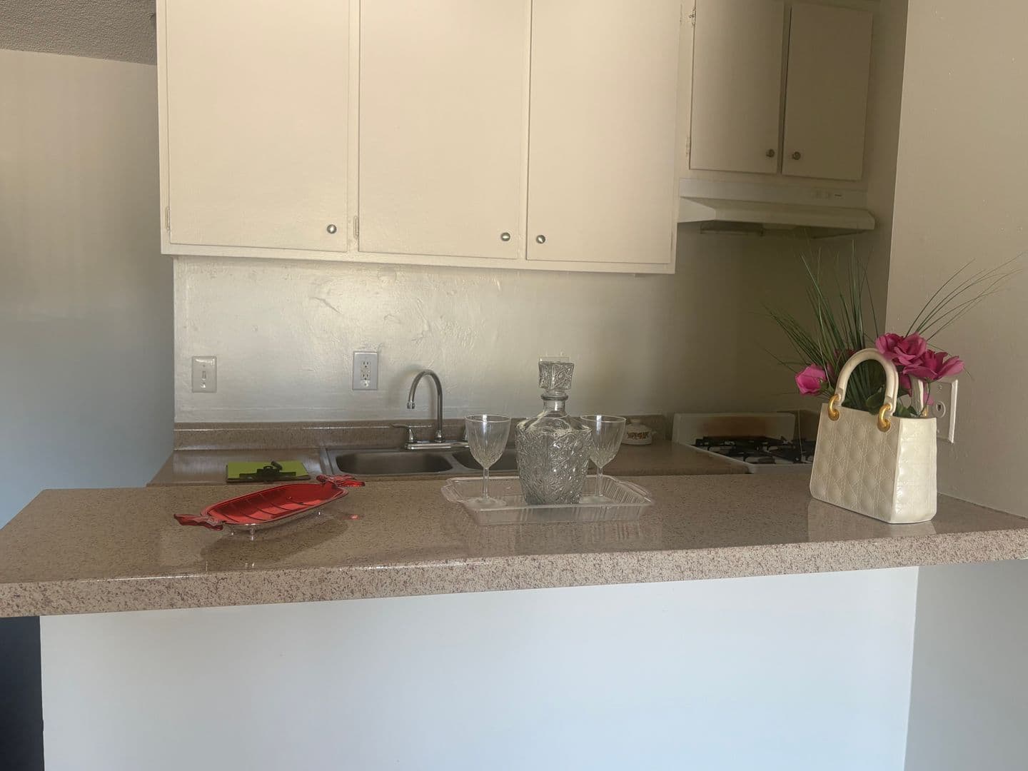 Los Angeles Apartment: 15537 Nordhoff St