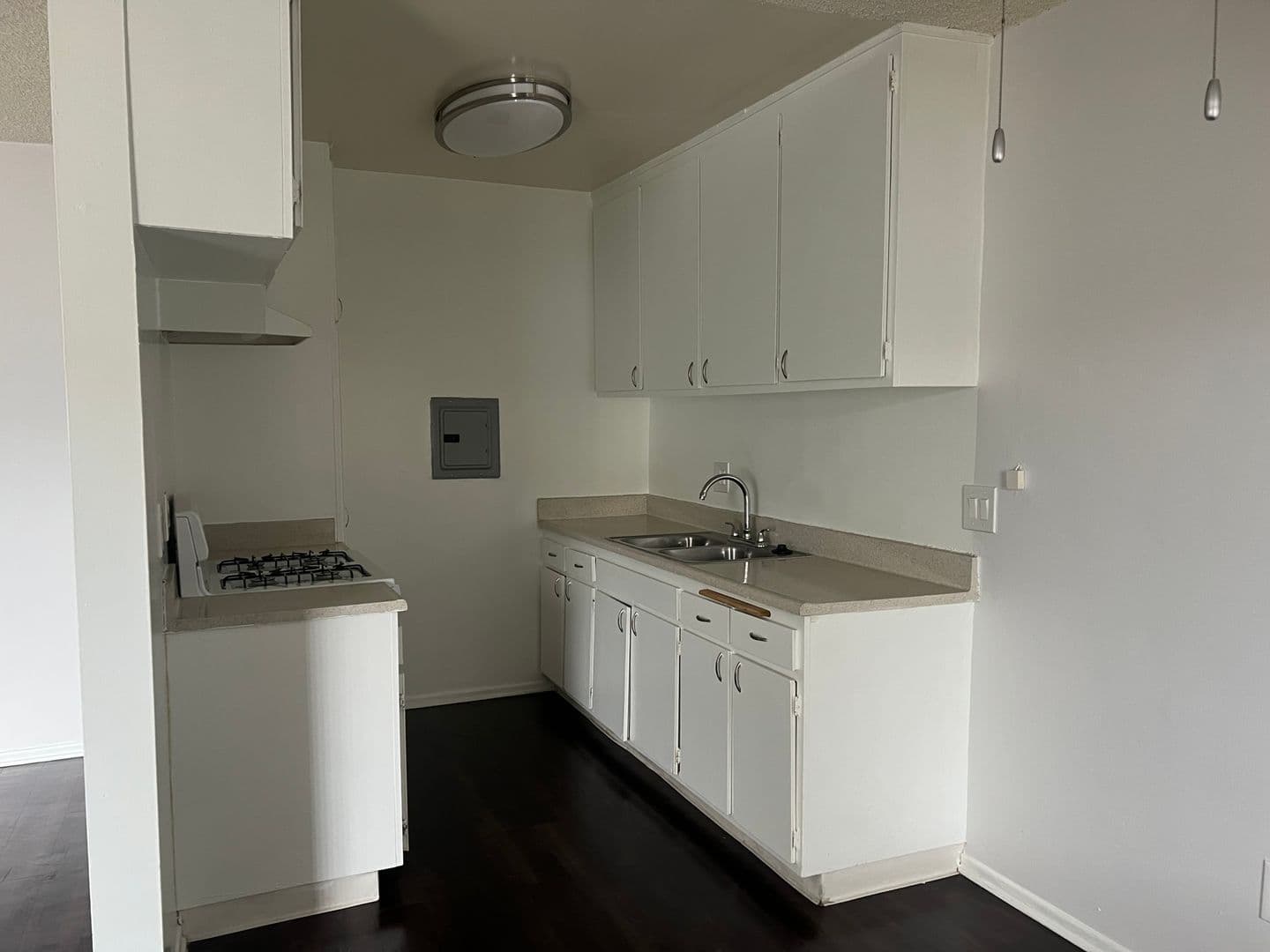 Los Angeles Apartment: 15537 Nordhoff St