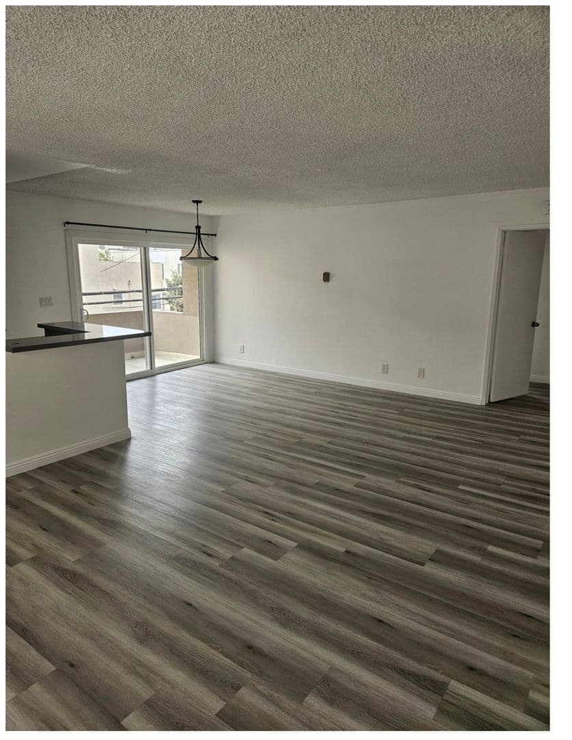 Los Angeles Apartment: 11924 Montana Ave.
