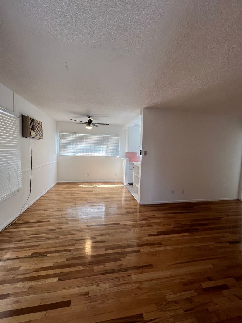 West Hollywood Apartment: 611 N Flores St.