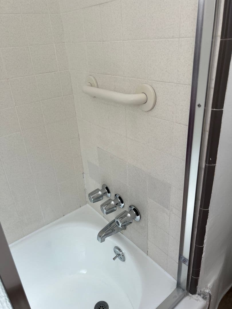West Hollywood Apartment: 611 N Flores St.