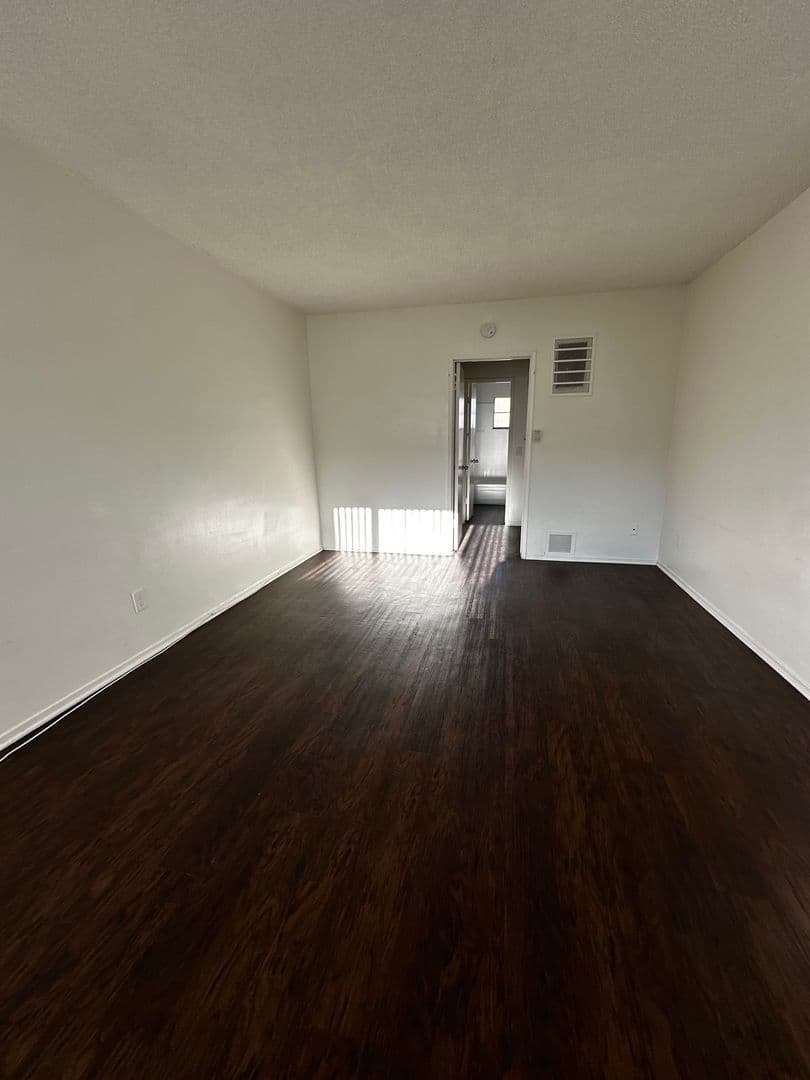 Glendale Apartment: 120 E Chestnut St