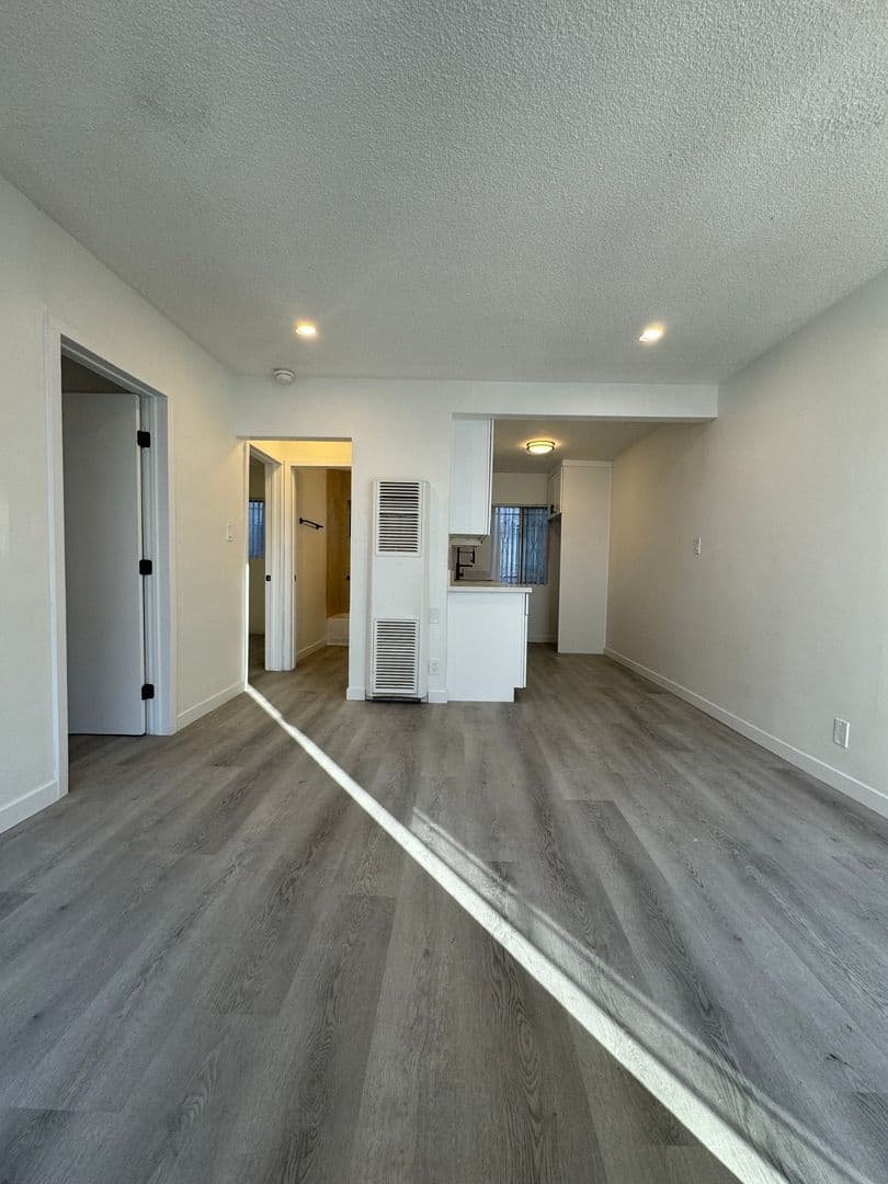 Los Angeles Apartment: 2278 W. Adams Blvd.