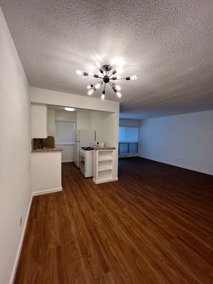 West Hollywood Apartment: 611 N Flores St.