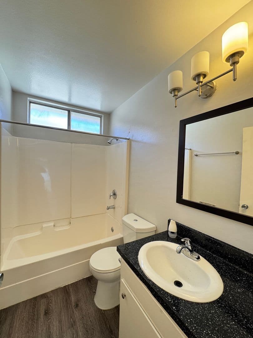 Canoga Park Apartment: 21827 Lanark St