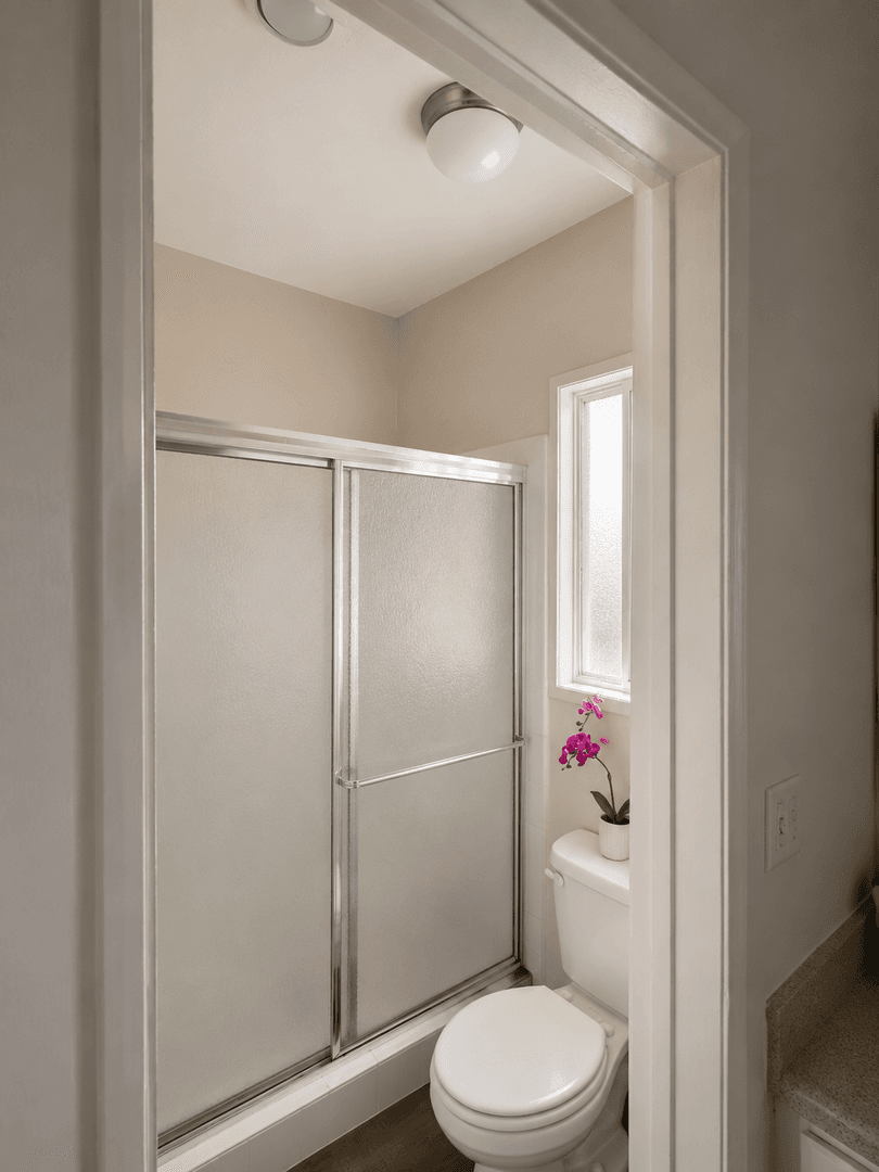 Los Angeles Apartment: 15537 Nordhoff St