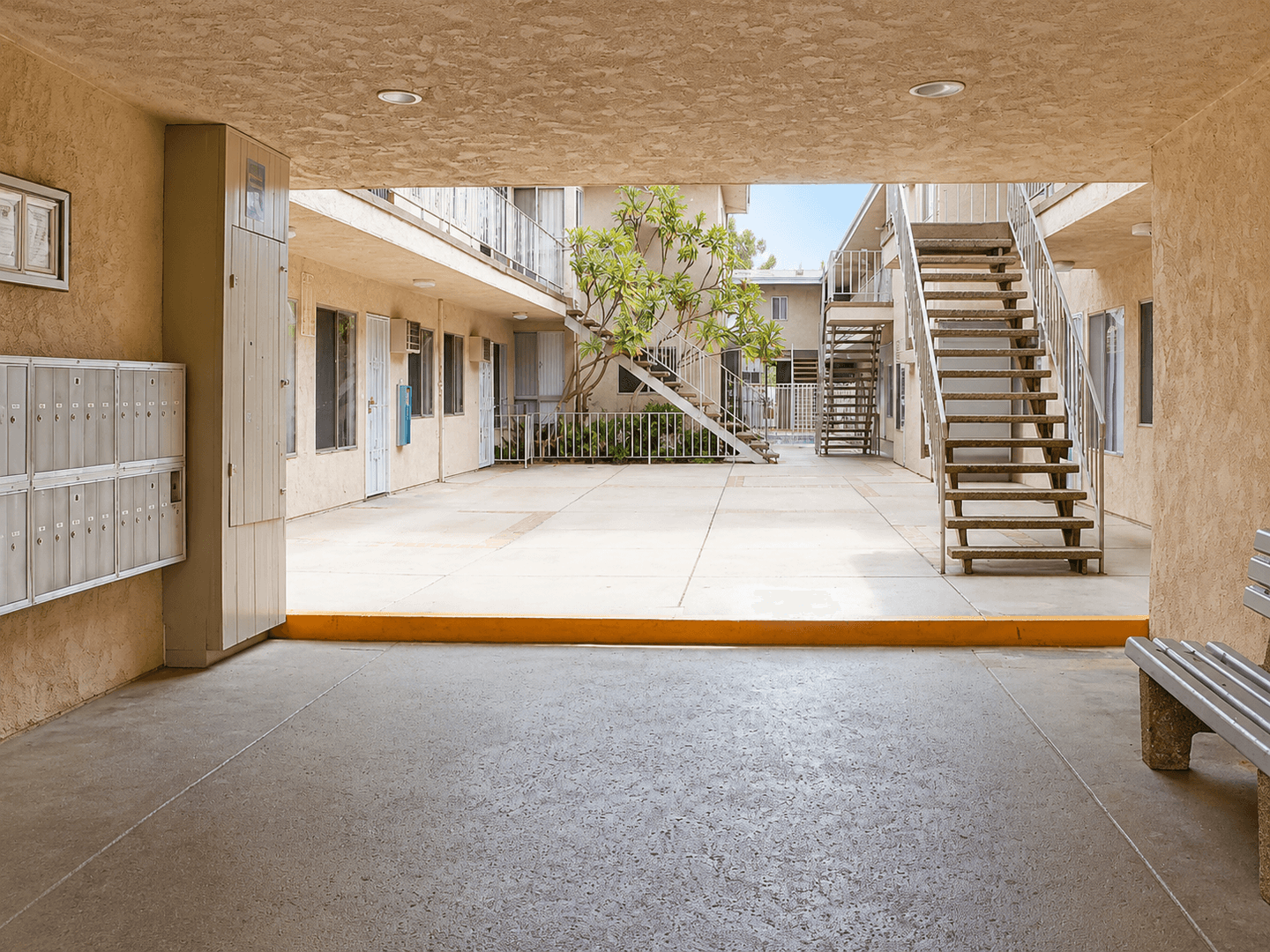 Los Angeles Apartment: 15537 Nordhoff St