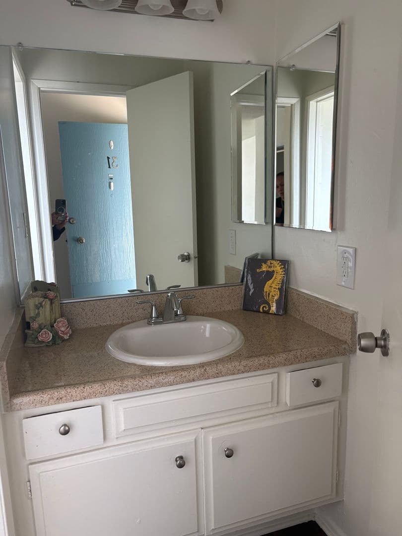 Los Angeles Apartment: 15537 Nordhoff St