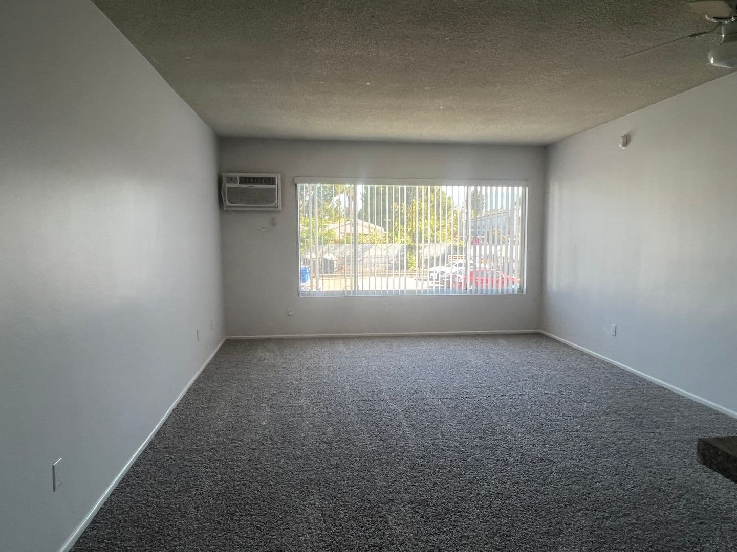 Los Angeles Apartment: 15537 Nordhoff St