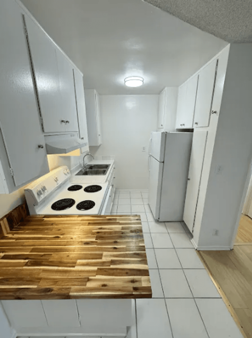 Los Angeles Apartment: 1150 N. Normandie Ave.