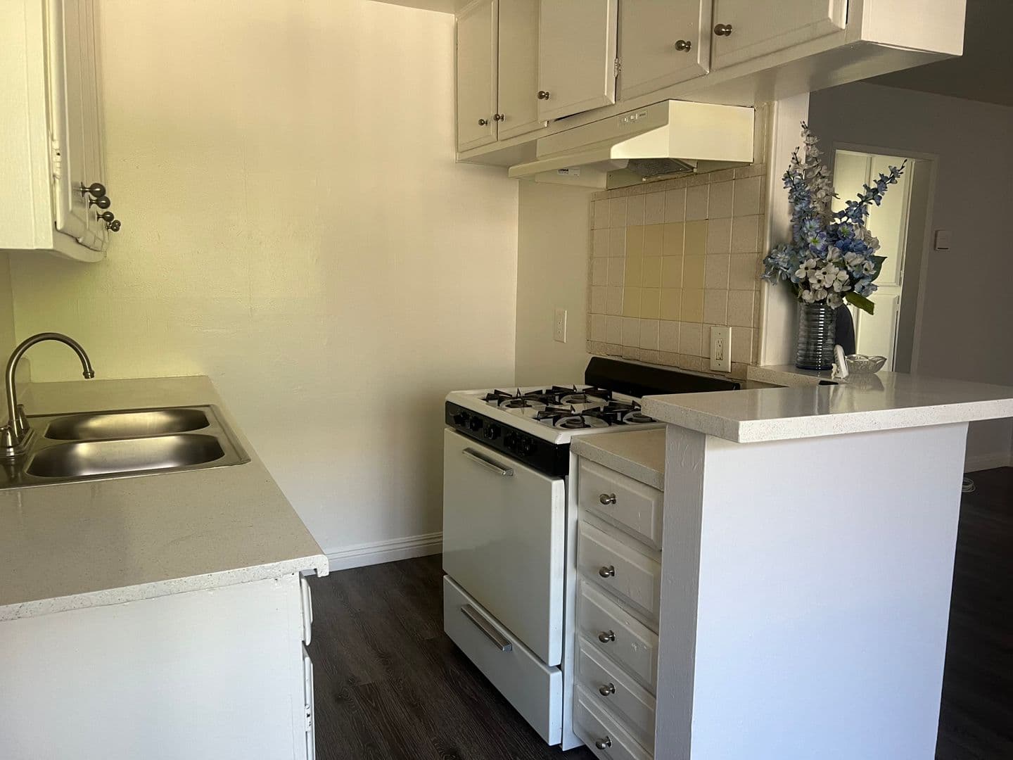 San Fernando Apartment: 650 Glenoaks Boulevard