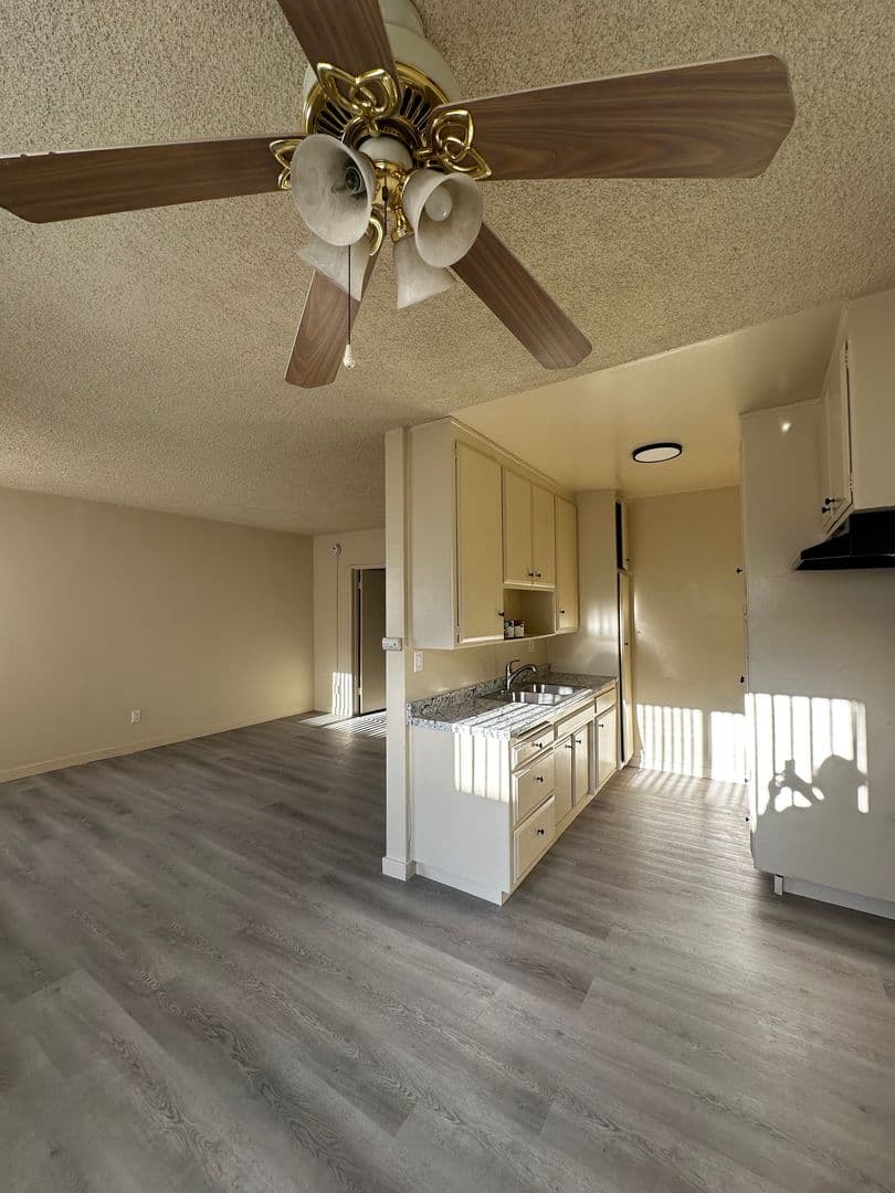 Glendale Apartment: 120 E Chestnut St