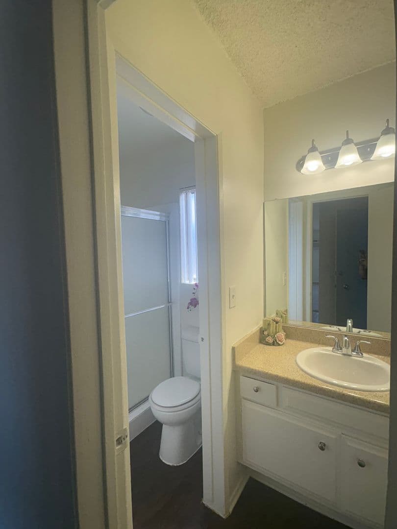 Los Angeles Apartment: 15537 Nordhoff St