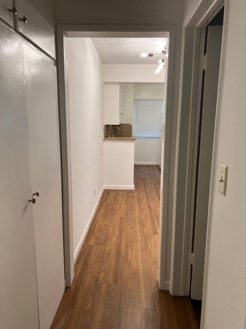 West Hollywood Apartment: 611 N Flores St.