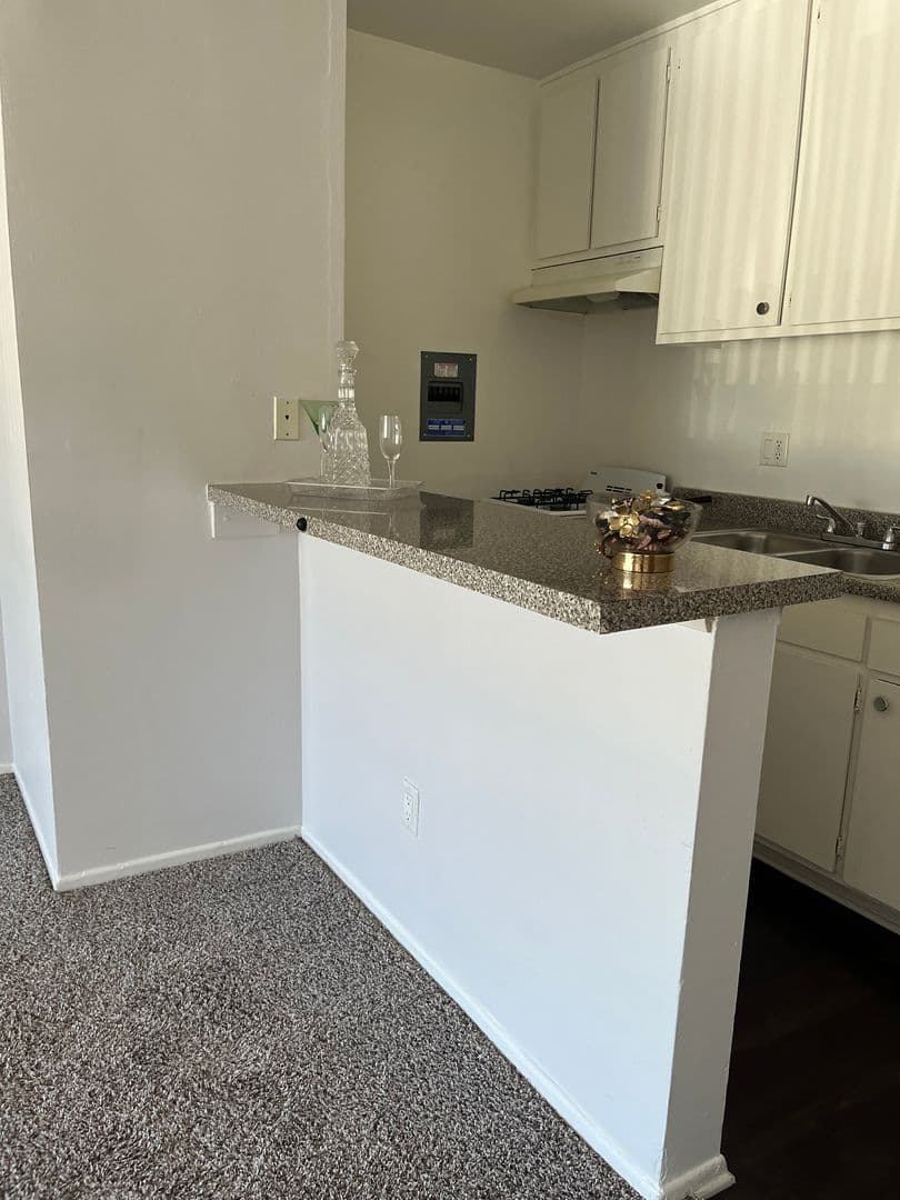 Los Angeles Apartment: 15537 Nordhoff St