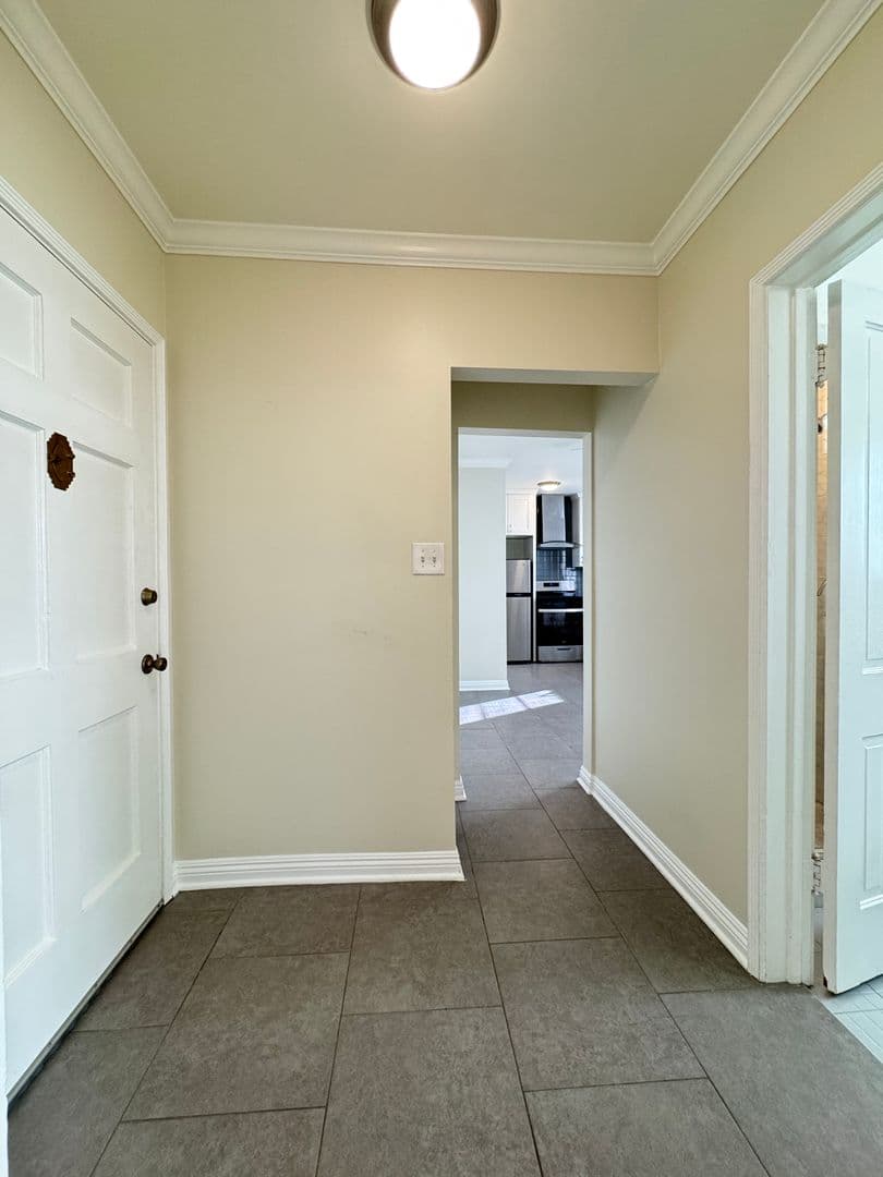 Beverly Hills Apartment: 352 S. Reeves Dr.