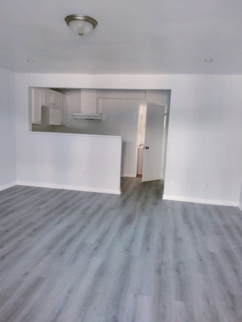 North Hollywood Apartment: 11104 Weddington Street