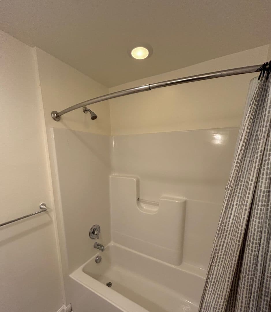 Blacksburg House: 102 Lucas Dr