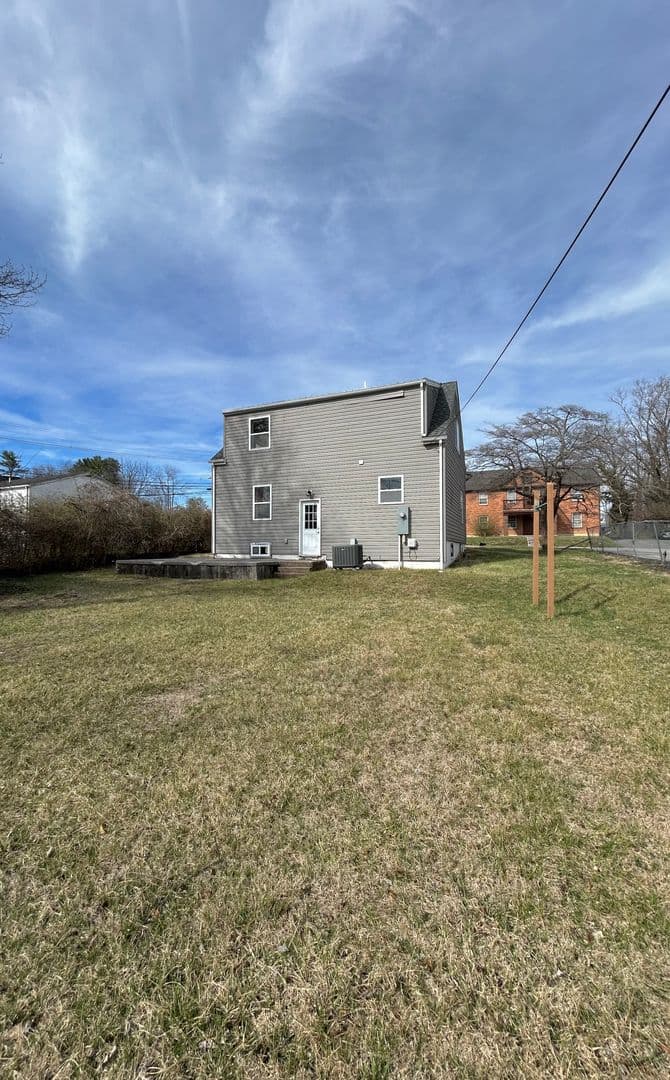 Blacksburg House: 102 Lucas Dr