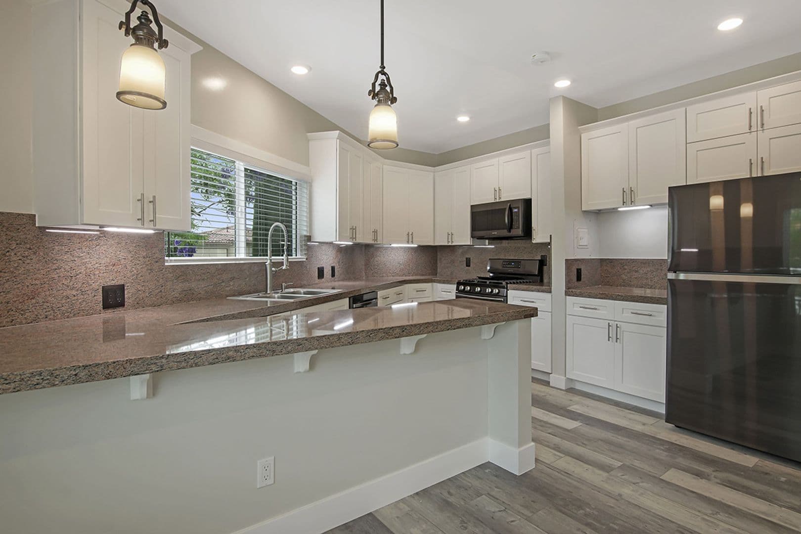 La Crescenta Apartment: 3000 Honolulu