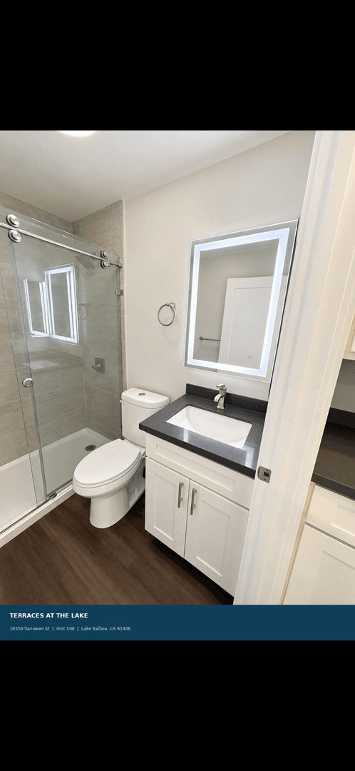 Lake Balboa Apartment: 16550 Vanowen Street