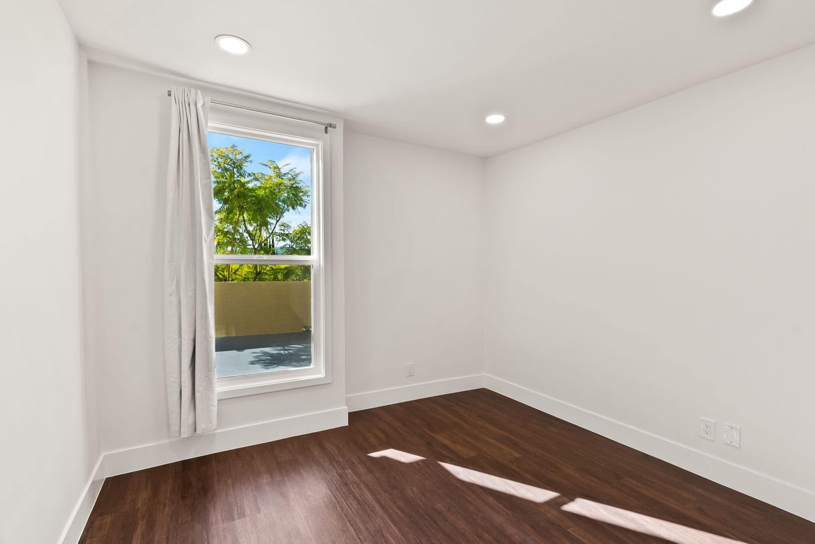 Lake Balboa Apartment: 16550 Vanowen Street