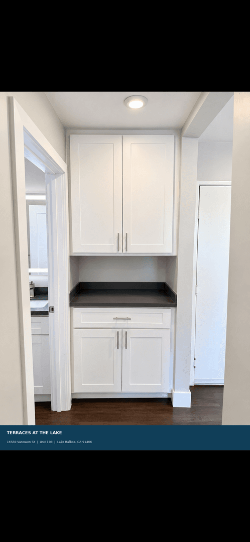 Lake Balboa Apartment: 16550 Vanowen Street