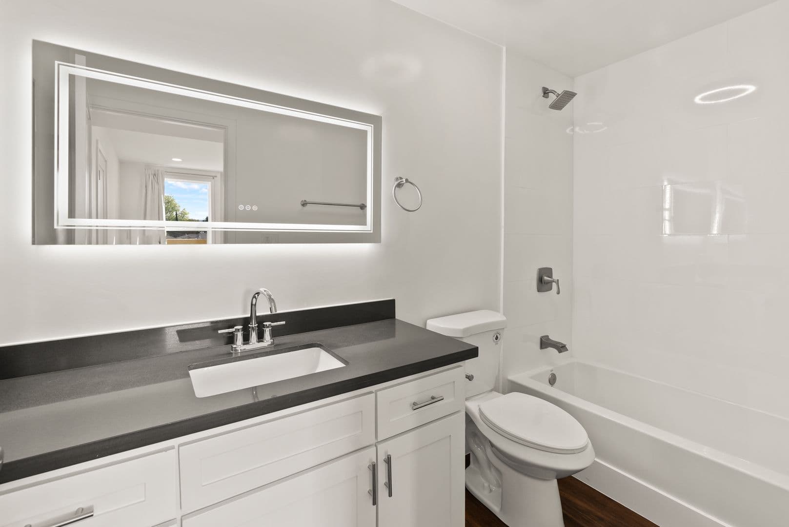 Lake Balboa Apartment: 16550 Vanowen Street