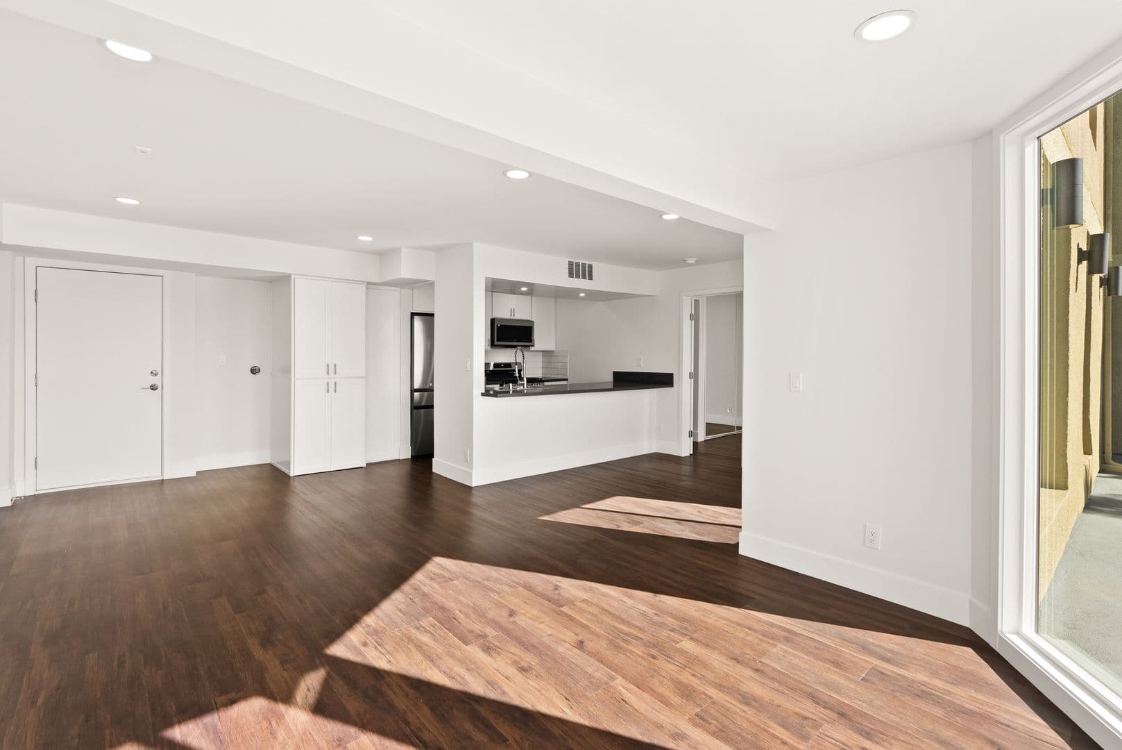 Lake Balboa Apartment: 16550 Vanowen Street