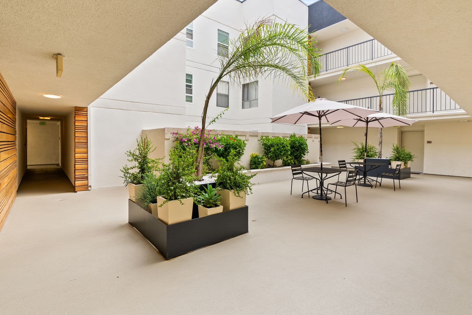 Lake Balboa Apartment: 16550 Vanowen Street